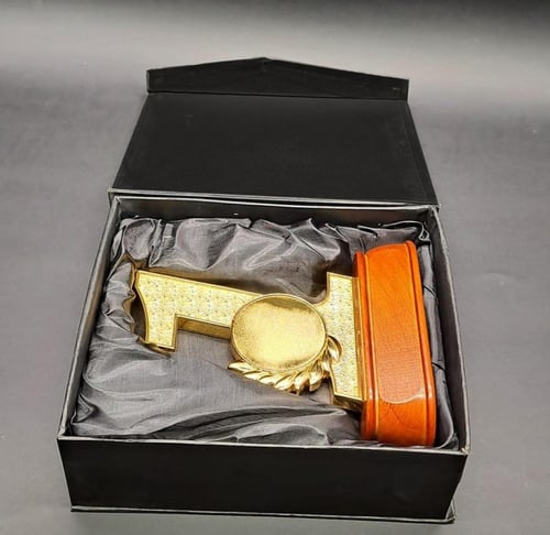 مجسم للفائزين بالمراكز الثلاثة