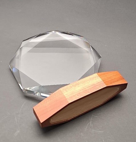 درع مثمن كريستال مضيئ