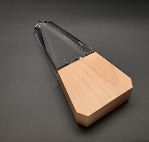 درع مثلث هرمي قاعدة خشب