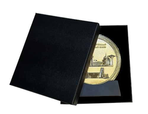 معالم المملكة لون ذهبي