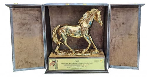 مجسم حصان مع علبة جلدية بابين