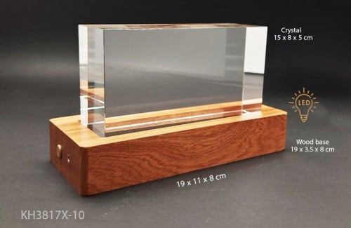 مكعب كريستال بقاعدة خشب اضاءة LED