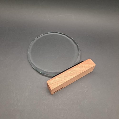 درع زجاج دائري مع قاعدة خشبية