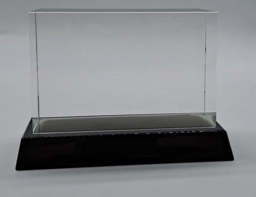 مكعب كريستال مع قاعدة كريستال أسود