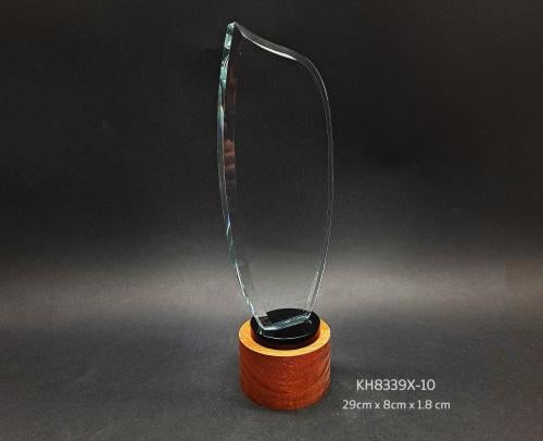 درع تروفي زجاج شعلة خشب قاعدة دائرية