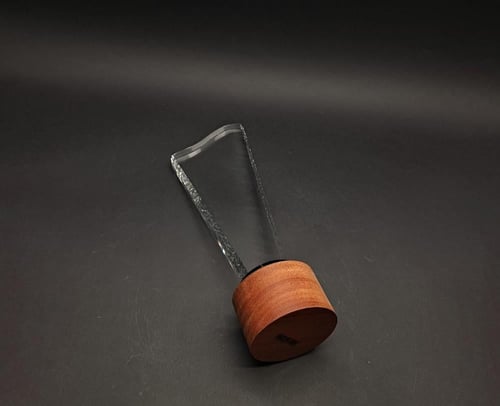 درع تروفي زجاج سيف مرمل قاعدة خشب دائرية