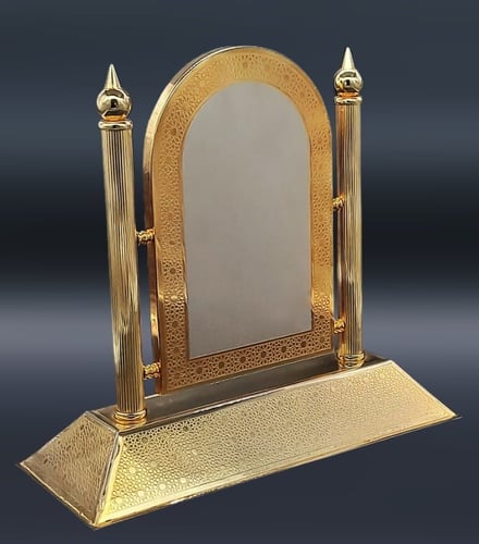 درع ملكي مطلي بالذهب