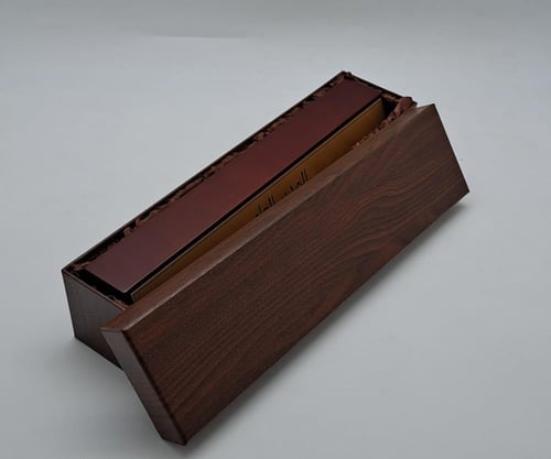 لوحة اسم خشبية مائلة