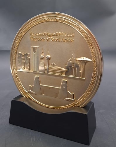 معالم المملكة لون ذهبي