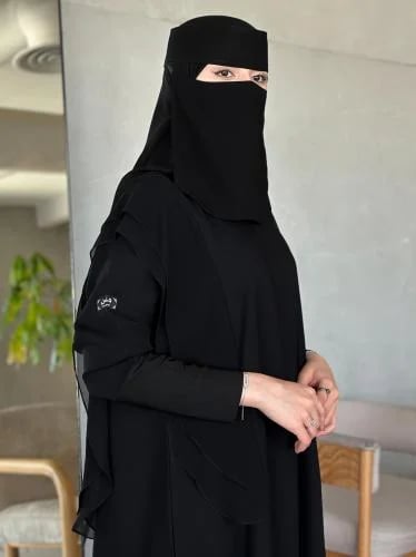 عباية قمر + عبايه مجاناً