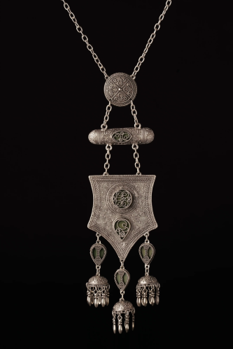 طقم فضة عقد مع حلق مع أسواره وخاتم