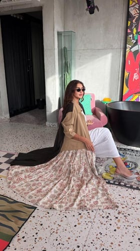 عباية فخمة بعدة خامات ملونة مع الكريب الناعم مع لي...