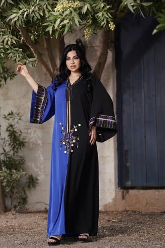 جلابية مطرزة بنقشات تراثية