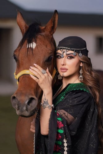 بشت أسود مطرز بالأخضر