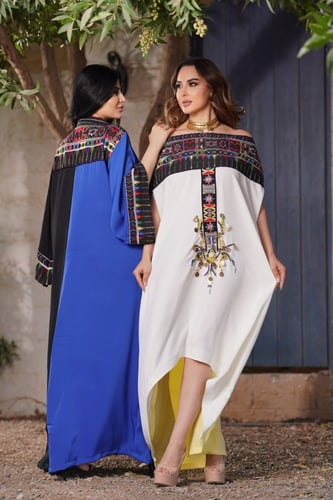 جلابية مطرزة بنقشات تراثية