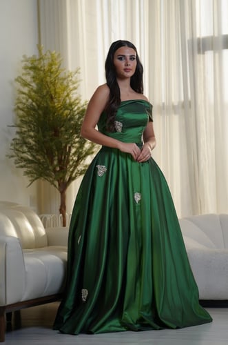 فستان أخضر مزين بالكريستال الفاخر