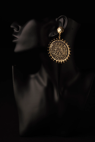 أقراط ذهبية مزين بالحجر الأسود