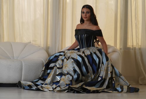 فستان أزرق مصنوع من القماش الفاخر