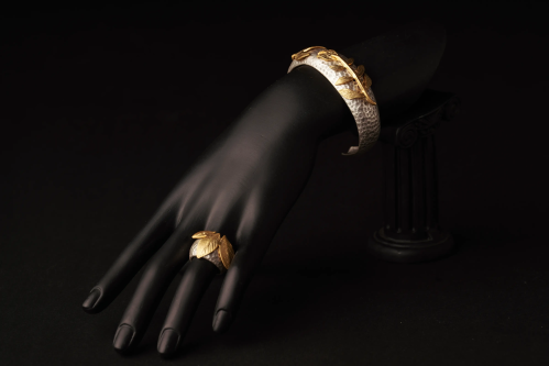 طقم أسواره مع خاتم باللون الذهبي والفضي