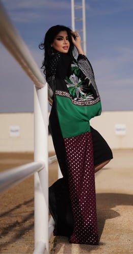 بشت أسود مطرز بالأخضر