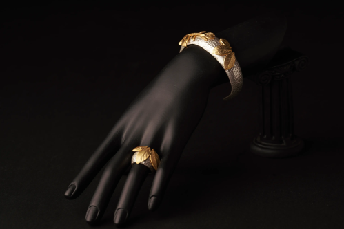 طقم أسواره مع خاتم باللون الذهبي والفضي