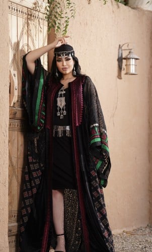 بشت أسود مطرز بالأحمر