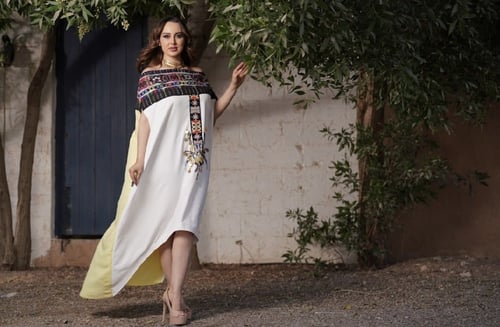 جلابية قصيرة بنقشات تراثية