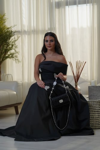 فستان أسود مزين بالكريستال الفاخر
