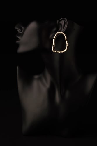 عقد ذهبي مع الأقراط