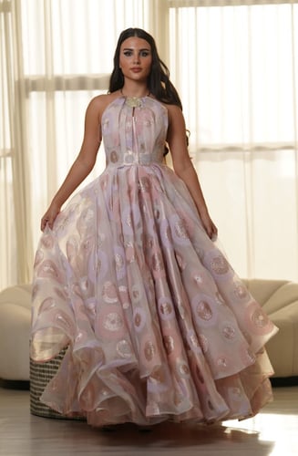 فستان جازار فاخر بعقد ذهبي مزين بالكريستال