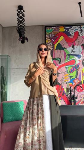 عباية فخمة بعدة خامات ملونة مع الكريب الناعم مع لي...