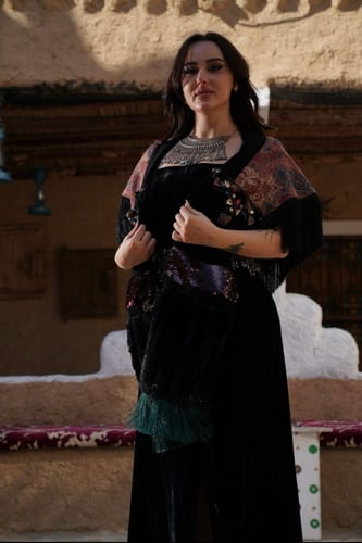 شال كشميري و فستان اسود