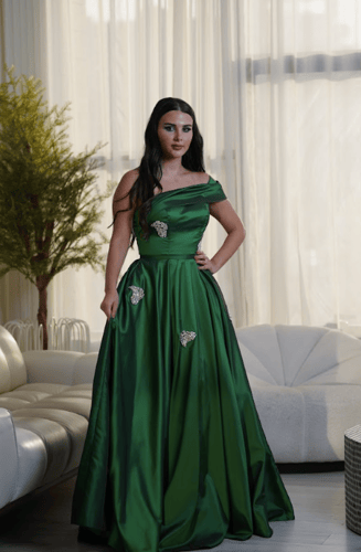 فستان أخضر مزين بالكريستال الفاخر