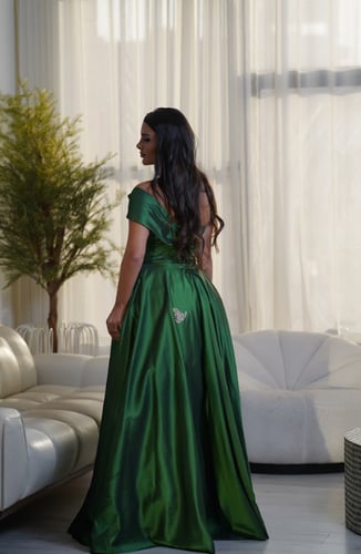 فستان أخضر مزين بالكريستال الفاخر