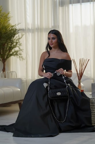 فستان أسود مزين بالكريستال الفاخر