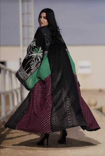 بشت أسود مطرز بالأخضر