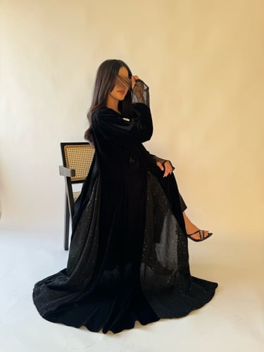 عباية مخمل أسود مع تدخيلات ترتر