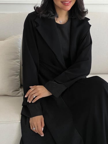 عبايه قماش كريب مع تدخيلات ركامه مع الطرحه