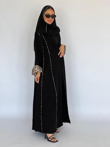 عباية ( التايقر ) قماش كريب سواد فاحم مع تدخيلات ش...