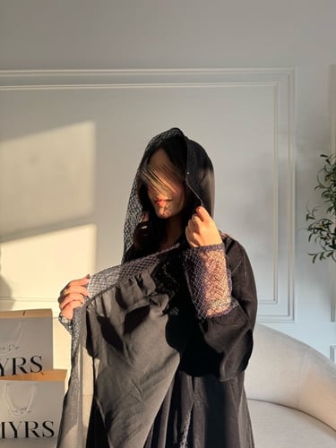 عباية مخمل أسود مع تدخيلات ترتر