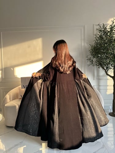عباية مخمل أسود مع تدخيلات ترتر