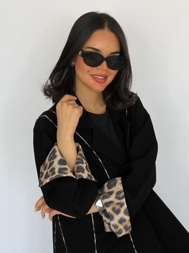 عباية ( التايقر ) قماش كريب سواد فاحم مع تدخيلات ش...