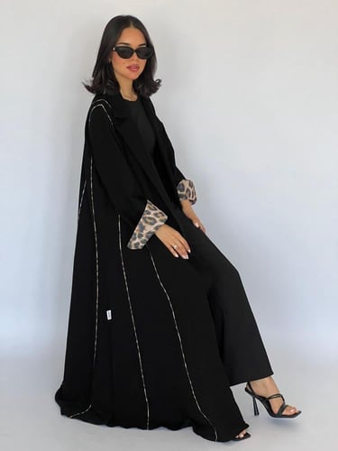 عباية ( التايقر ) قماش كريب سواد فاحم مع تدخيلات ش...