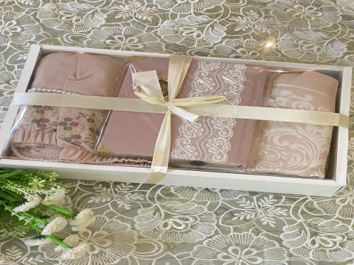 بكج هدايا مكون من سجاد + شرشف صلاة مطرز مرد + مصحف...