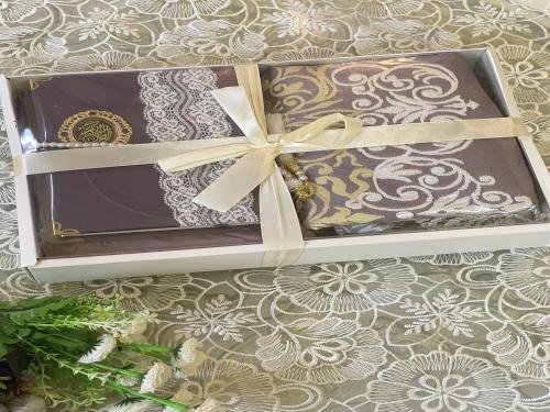 بكج مكون من سجاد + شرشف صلاة مطرز مرد + مصحف + سبح...