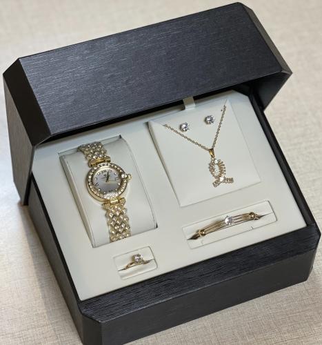 طقم نسائي ماركة فندربلو