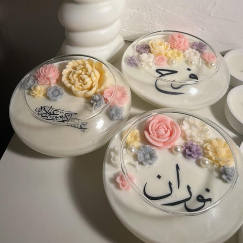 شمعة زجاجية وسط