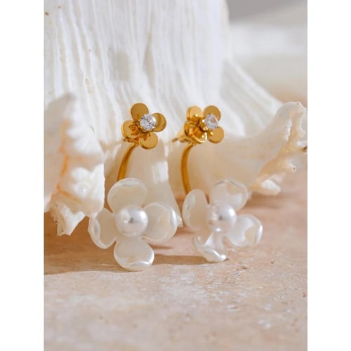 أقراط مرصعة باللؤلؤ