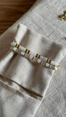 اساور من الخرز الزجاجي وفواصل مطلية ذهب ولؤلؤ