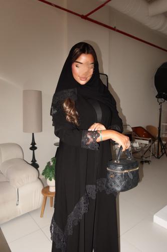كريب اسود ملكي مع كلفة على كامل العباية